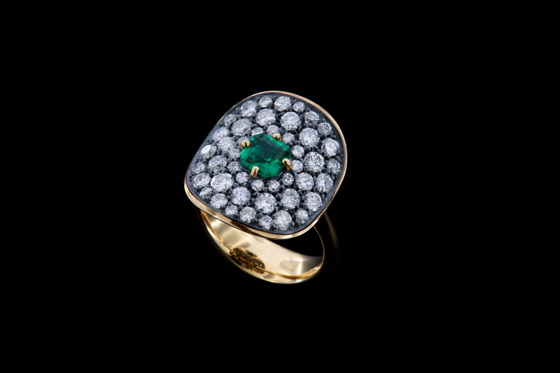 Pave-Smeraldo-(IMG_0741)-mod.jpg Anello con Smeraldo e Pavé di Diamanti